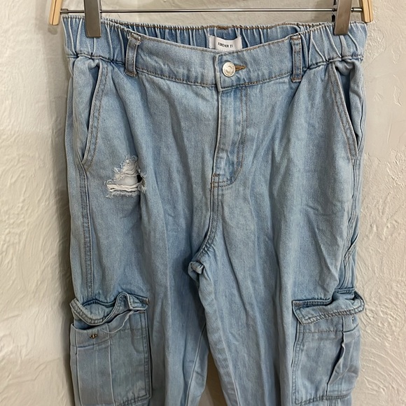 FOREVER 21 Women's Distressed Cargo Denim Joggers Size 26 In Light Denim - Picture 2 of 9
